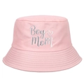 Rosa Baumwoll-Anglerhut mit Boy Mom Stickerei und Herzmotiv auf weißem Hintergrund - Verstellbar / Rosa