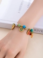 Bracelet bohème ethnique avec perles colorées et pendentifs dorés porté par un mannequin - Dieu de la Richesse