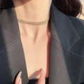 Elegante collana girocollo dorata con cristalli scintillanti indossata su una modella - Collana / Oro