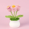 Nahaufnahme von handgehäkelten rosa Tulpen in einem weißen Keramiktopf für Deko - Rosa 3-Kopf Maiglöckchen