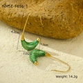 Dettaglio di orecchini a C in acciaio inossidabile con marmo verde smeraldo e finitura oro 18K - Stile Tondo Oro/Marmo Verde (NMSE-F656-1)