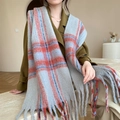 Gros plan d'une écharpe à carreaux gris avec pompons bleus et orange en tissu doux - 45s Gris Bleu Orange à Carreaux