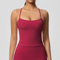 Dettaglio del top da yoga rosso scuro con spalline sottili e tessuto spazzolato liscio - Taglia S / Top / Carminio