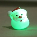 Anello LED Babbo Natale con luce verde brillante su una superficie strutturata - Babbo Natale