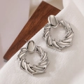 Pendientes circulares plateados de estilo vintage sobre fondo de madera y tela suave - 2.4x2.2cm/10g / Plata Redondo Retorcido