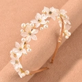 Elegante cerchietto dorato con fiori bianchi opachi e perle per sposa o per feste - Fiore Bianco Opaco Cornice Dorata / Oro