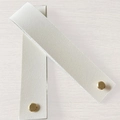 Deux étiquettes en cuir PU blanc avec boutons pression dorés sur fond de bois clair - Taille Pliée 15x3cm / Blanc