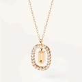 Elegante collana dorata con ciondolo ovale di cristalli e lettera U pendente - Lettera U