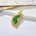 Détail macro du pendentif pastèque avec zircons verts en goutte et finition dorée chic - Vert-Style 1