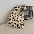 Detail van witte pluche draagtas met bruine hartpatronen en metalen drukknoopsluiting - Wit