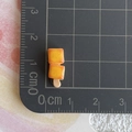 Ciondolo in resina a forma di cibo con misure su un tappetino da taglio - Spiedino di tofu di pesce