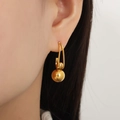 Elegante vergoldete U-förmige Ohrringe mit großen Kugelanhängern für Damen im Vintage-Stil - Gold