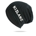 Detalle del gorro negro de punto gofrado con letras KIZLANC blancas en el lateral - Talla única / Negro
