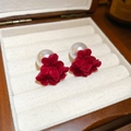 Gros plan de boucles d'oreilles fleur en velours rouge avec perles blanches et boîte - 34# Fleur Velours Rouge avec Grosse Perle (925 Sterling Silver Earring Post)