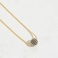 Dettaglio di collana a sfere dorate con pendente sferico e pietre di zircone blu pavé - Rame/Zirconia / Pendaglio Sferico / Blu Reale