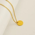 Collier élégant en acier inoxydable doré avec pendentif rond lettre J au design épuré - Lettre J (Chaîne Incluse)