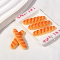 Macro de mini baguettes en résine dans un petit plateau blanc pour maison de poupée - Baguette au Sésame Blanc / Petit (3x0.7cm)