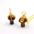 Pendentif champignon en œil de tigre fait main avec fil d'or sur une chaîne fine - Oeil de Tigre Ton Or