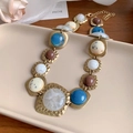 Collier doré vintage avec pierres en résine colorées bleues et brunes sur plateau - Bleu Blanc Multicolore Géométrique (Collier 10#)