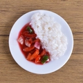Modello in miniatura di cibo in PVC con riso bianco e maiale agrodolce su un piatto bianco - Ciotola di Riso con Ali di Pollo