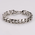 Detalle de una pulsera de cadena cubana pesada de acero inoxidable con cierre plano - Plata (14mm)