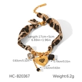 Detailansicht eines Armbands mit Leopardenmuster, goldenen Herzanhängern und Kristallen - Leopard Print Herz Patchwork Armband (HC-B20367)