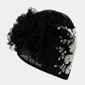 Dettaglio di un turbante in pizzo nero con fiori a volant e ricami in paillettes d'argento - Nero con Paillettes Argentate