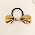 Détail d'un accessoire cheveux nœud en métal doré avec perle sur un élastique noir - Nœud Métallique en Perle