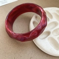 Dettaglio del bracciale in resina acrilica bordeaux scuro con texture geometrica sfaccettata - Marmo Rosso Vino Sfaccettato (Stile Spesso)