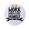 Spilla tonda bianca con stelle, scritta Work Hard Stay Humble e icona di chiave inglese - WORK HARD STAY HUMBLE
