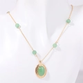 Vintage gold-tone chain necklace featuring oval green natural stone and green beads - Gold/Green
