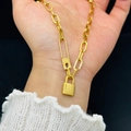 Collana con ciondolo a lucchetto dorato, catena a graffetta e incisione Love su sfondo nero - Oro