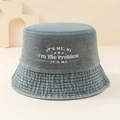 Fischerhut aus gewaschenem blauem Denim mit weißer I'm The Problem Bestickung für Outdoor-Sonnenschutz - Einheitsgröße / Grau