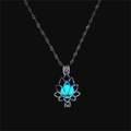 Perle bleue luminescente dans un pendentif fleur de lotus ajouré sur chaîne argentée - Bleu