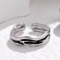 Bague ajustable en acier inoxydable avec émail noir et design ondulé argenté chic - Ouvert Réglable / Modèle Femme (Étroit)