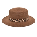 Dettaglio cappello di paglia marrone scuro con nastro leopardato e perla dorata - M (56-58cm) / caffè
