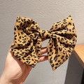 Detailansicht der Haarspange mit Leopardenmuster aus hochwertigem Stoff mit Schleife - Braune Basis Schwarze Flecken / Kaffee Leopard