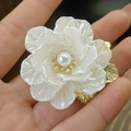 Elegante spilla a fiore di camelia bianco crema con perla e petali in lega dorata - Spilla a Fiore / Peonia Bianca