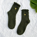 Calze in pile corallo verde scuro con ricamo a cuore giallo per il calore invernale - Taglia unica / Verde Scuro