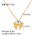 Macro del ciondolo a farfalla placcato oro con dettagli su dimensioni e specifiche - Stile Fiocco Dolce e Semplice (NB-N1151) / Oro 18K