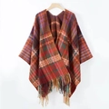 Poncho in maglia arcobaleno con motivi zigzag etnici e bordi decorati con lunghe frange - Onda Rossa
