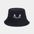 Détail d'un chapeau bob en coton noir avec broderie de visage de fantôme blanc devant - Réglable / Noir