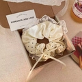 Beige satijnen scrunchie met stippen, kant en lint in een mooie geschenkdoos - 7# Sesampasta