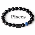 Détail du bracelet zodiaque Poissons en perles d'onyx noir avec breloque gravée et lapis - Poissons