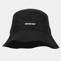 Dettaglio del logo GOOD DAY a rilievo su un cappello a secchiello nero impermeabile - Nero