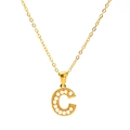 Halskette aus goldenem Titanstahl mit Buchstaben-C-Anhänger und weißen Perlen - Buchstabe C (SP723G-C)