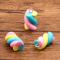 Mini-Harz-Marshmallow-Anhänger in Pink, Gelb und Blau für DIY-Schmuckherstellung - Macaron Dreifarbig