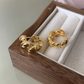 Detailopname van gedraaide gouden oorringen op een houten juwelendoos met linnen voering - Gouden gedraaide touw oorbellen (echt verguld)