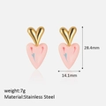 Vista detallada de los pendientes de corazón de esmalte rosa con flores y dimensiones - Rosa