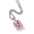 Macro-opname van vierkante roze edelsteen hanger met zirkonia aan zilveren getwiste ketting - Zilver-Roze Stijl